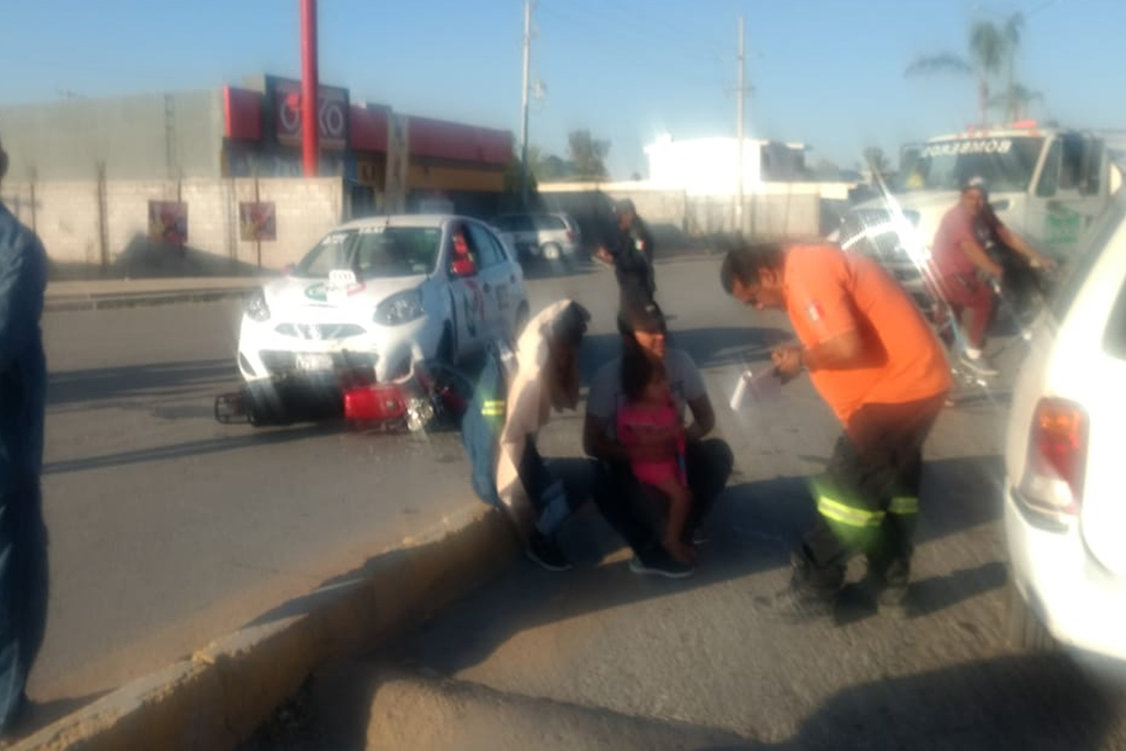 Familia sufre accidente en Lerdo, viajaban a bordo de una motocicleta que fue impactada por un taxi.