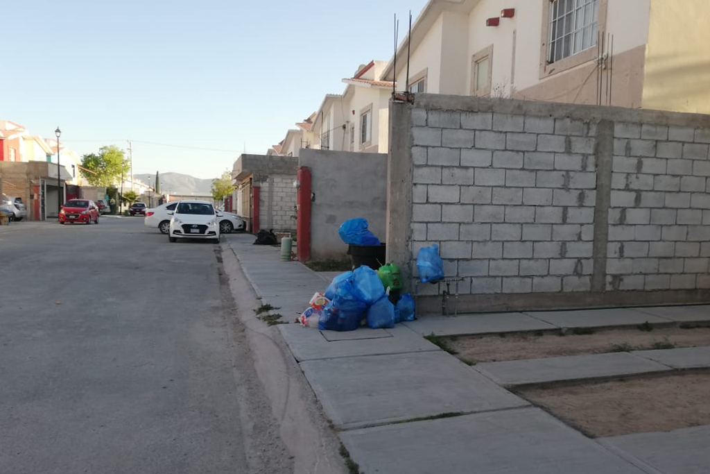 Así lucen las bolsas de basura en Las Huertas, pero básicamente todo el sector se encuentra con acumulación de basura desde el viernes. (EL SIGLO DE TORREÓN) 