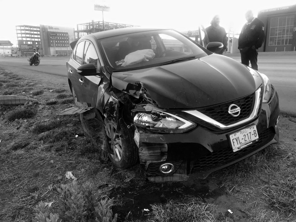 Conductor abandona auto tras accidente