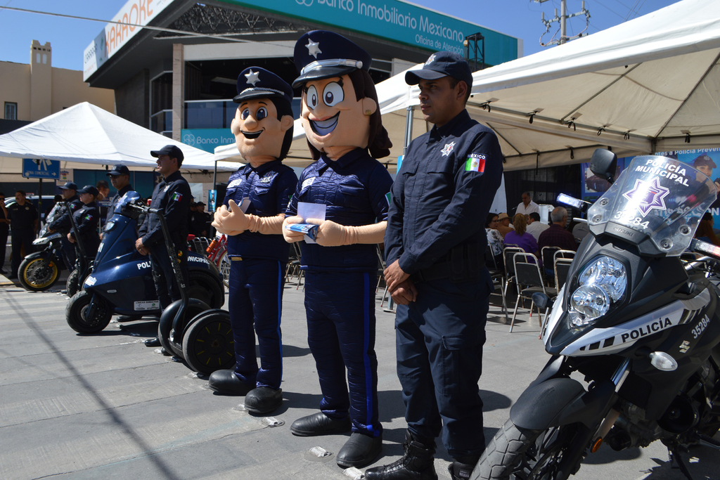 La campaña de reclutamiento de elementos de la Policía Preventiva de Torreón inició este domingo en el Paseo Colón. (EL SIGLO DE TORREÓN)