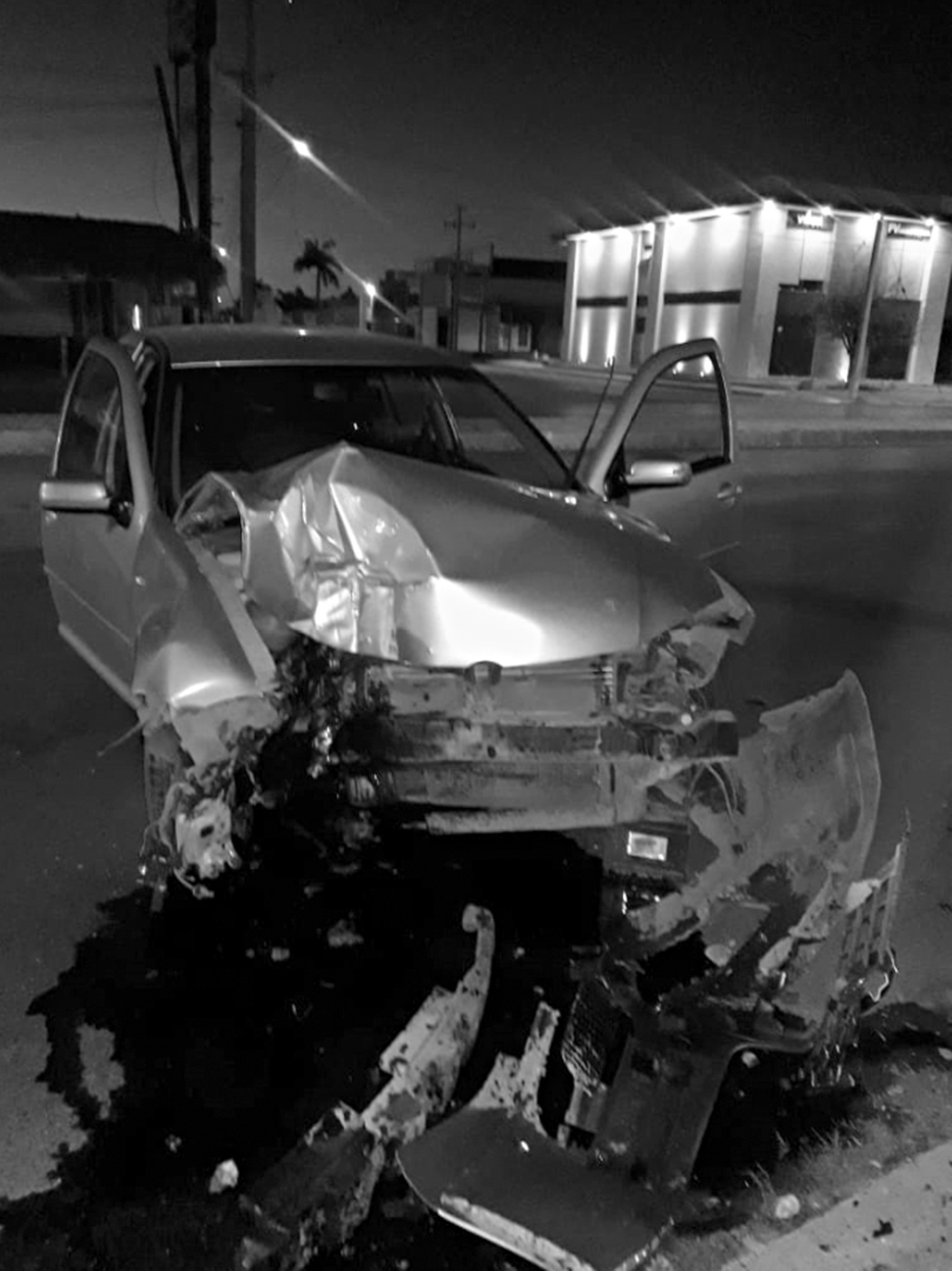El vehículo se desplazaba por la calzada Saltillo 400, y al llegar a la calle Paseo del Olimpo se impactó con un poste.