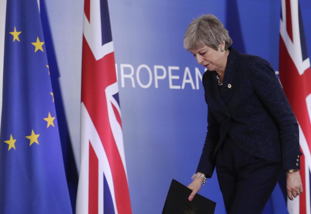 Aumenta presión a May por caos del Brexit