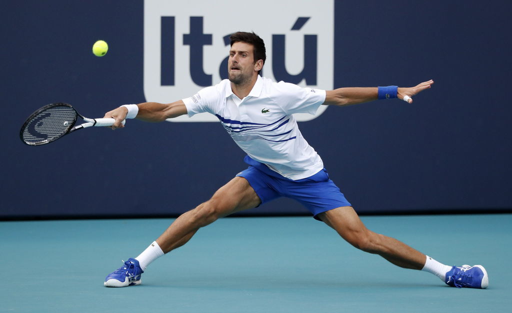 Novak Djokovic pasó algunos problemas para derrotar 7-5, 4-6, 6-1 a Federico Delbonis, con lo que avanzó a la cuarta ronda.