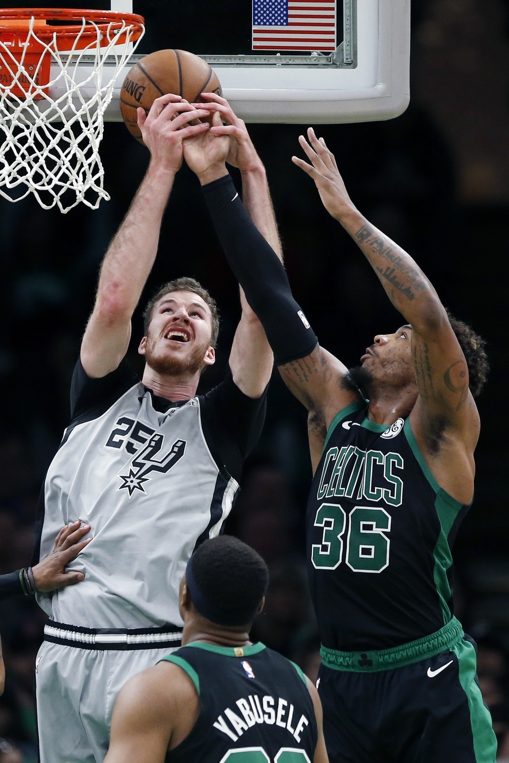 Los Spurs derrotaron fácilmente 115-96 a Celtics de Boston.