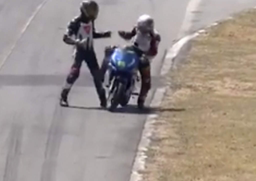 Motociclistas pelean en plena pista durante carrera