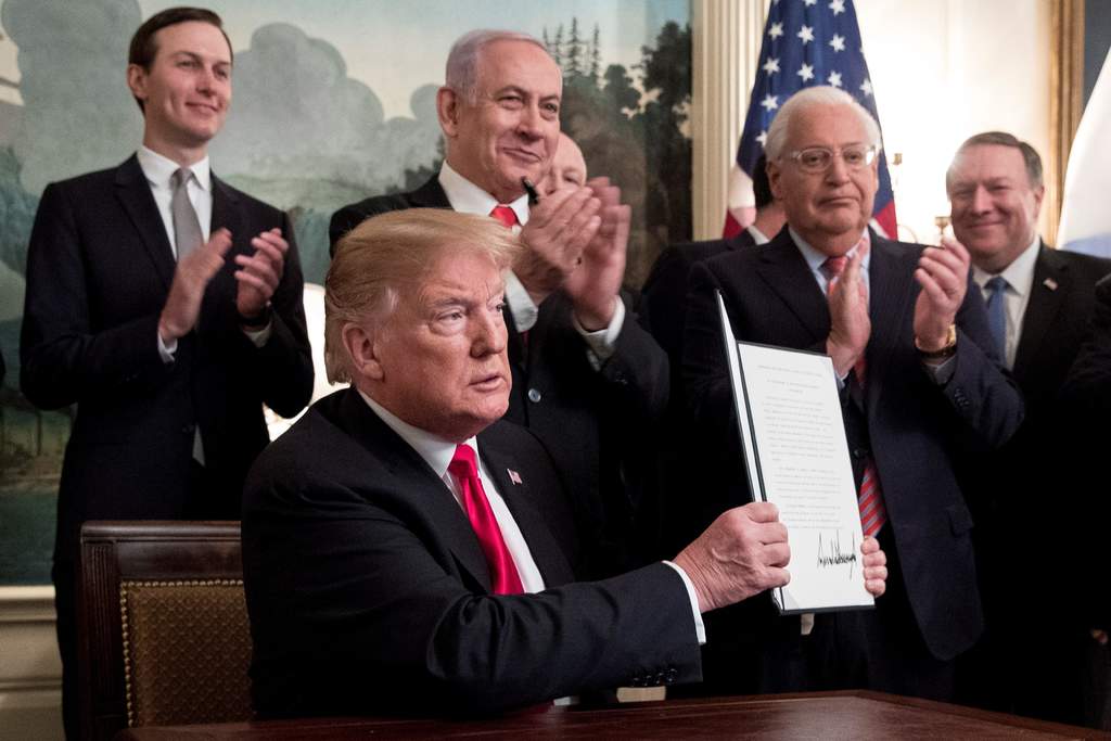 Trump firmó un decreto, en una reunión esta mañana con su homólogo Benjamín Netanyahu en la Casa Blanca. (EFE)