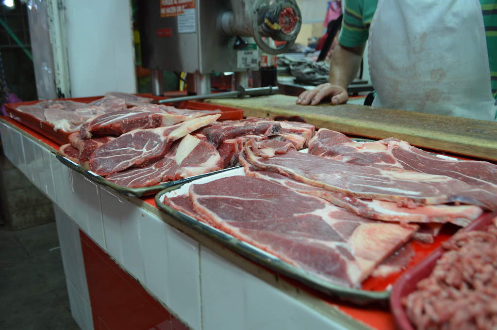 Eduardo Guillén Martínez, jefe del Departamento del Rastro Municipal en Lerdo, explicó que la producción varía, especialmente en esta temporada, cuando la gente consume menos carne. (ARCHIVO)