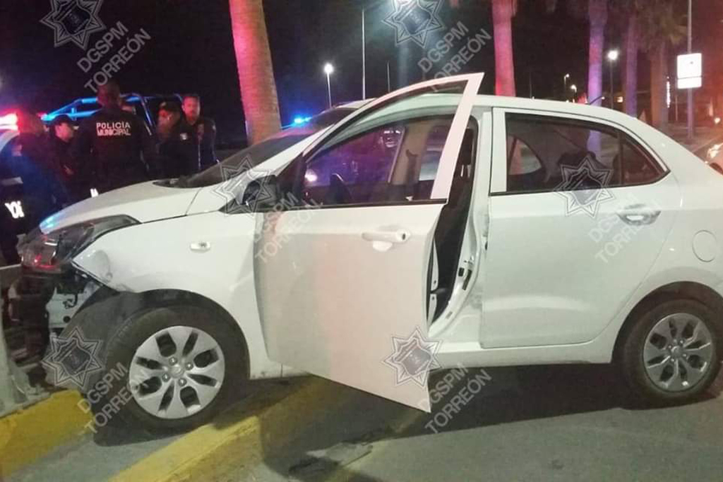 El delincuente despojó a una mujer de su vehículo Hyundai grand i10 modelo 2018 de color blanco, el cual impactó contra una luminaria mientras huía de la policía.
