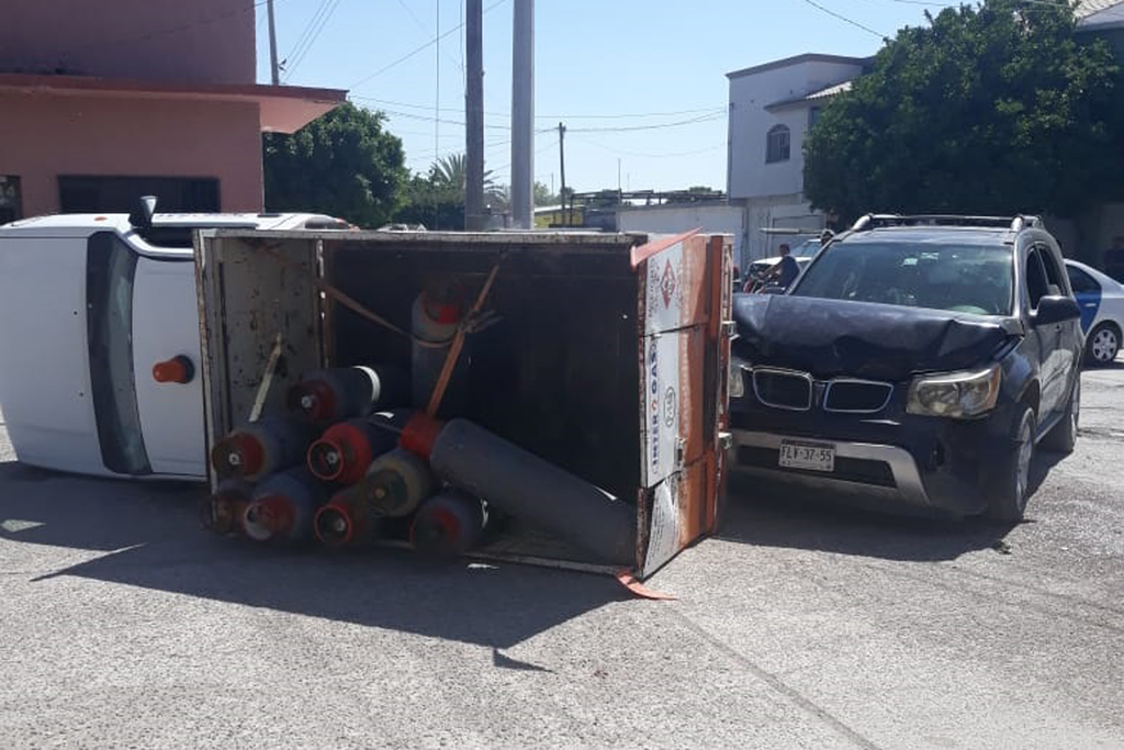 Camioneta impacta a camión que transportaba gas LP y se voltea en el Centro de Madero; sin reporte de lesionados.