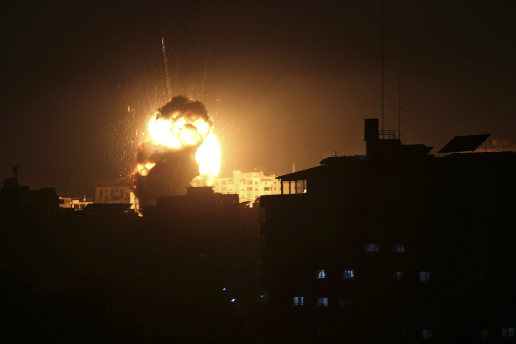 Esta fotografía muestra una explosión causada por ataques aéreos israelíes captada desde las oficinas del líder de Hamás, Ismail Haniyeh, en la Ciudad de Gaza ayer. (AP)