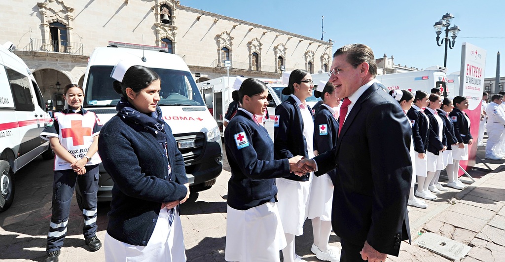 El gobernador de Durango, José Rosas Aispuro Torres, entregó seis ambulancias nuevas y una Unidad de Rescate a la Cruz Roja.
