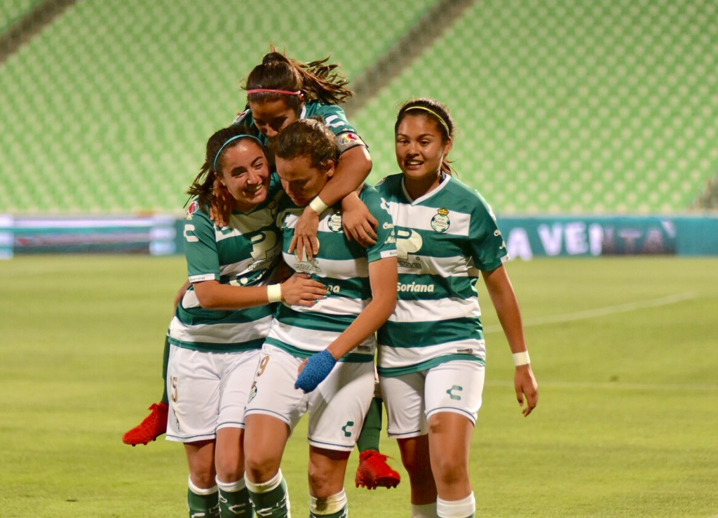 La escuadra femenina de Santos Laguna aprovechó los errores de la portera de su similar de Querétaro.