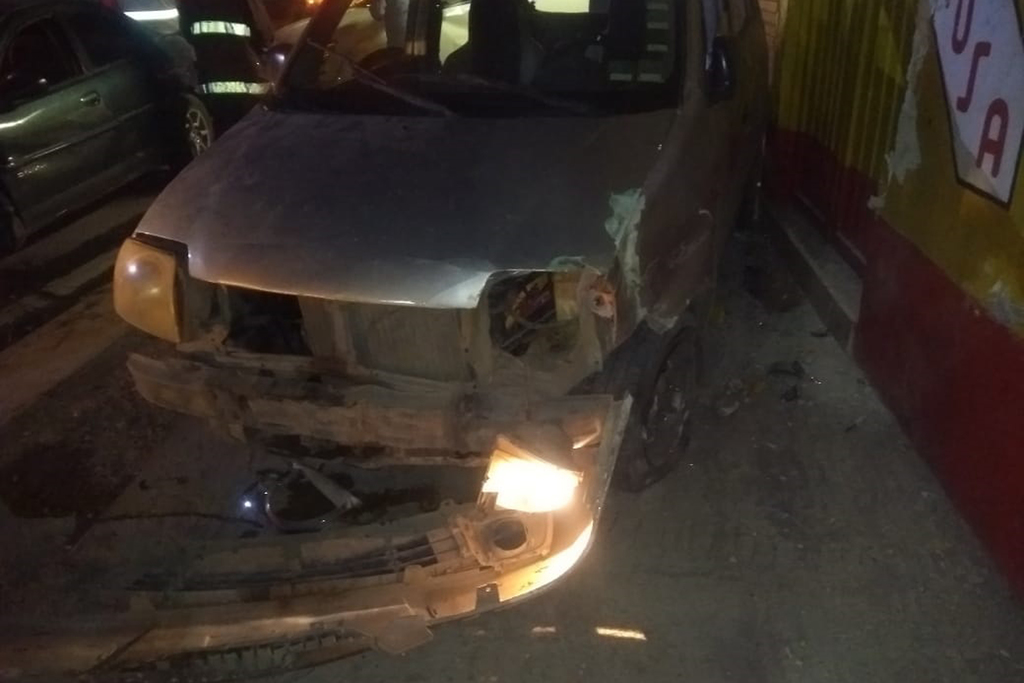 El conductor de un vehículo Dodge Stratus provocó un accidente vial en la colonia Aviación de la ciudad de Torreón.