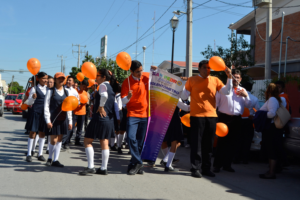 Conmemoran el Día Naranja con una marcha en San Pedro, como parte de la lucha contra la violencia en las mujeres.  (EL SIGLO DE TORREÓN/CLAUDIA LANDEROS)