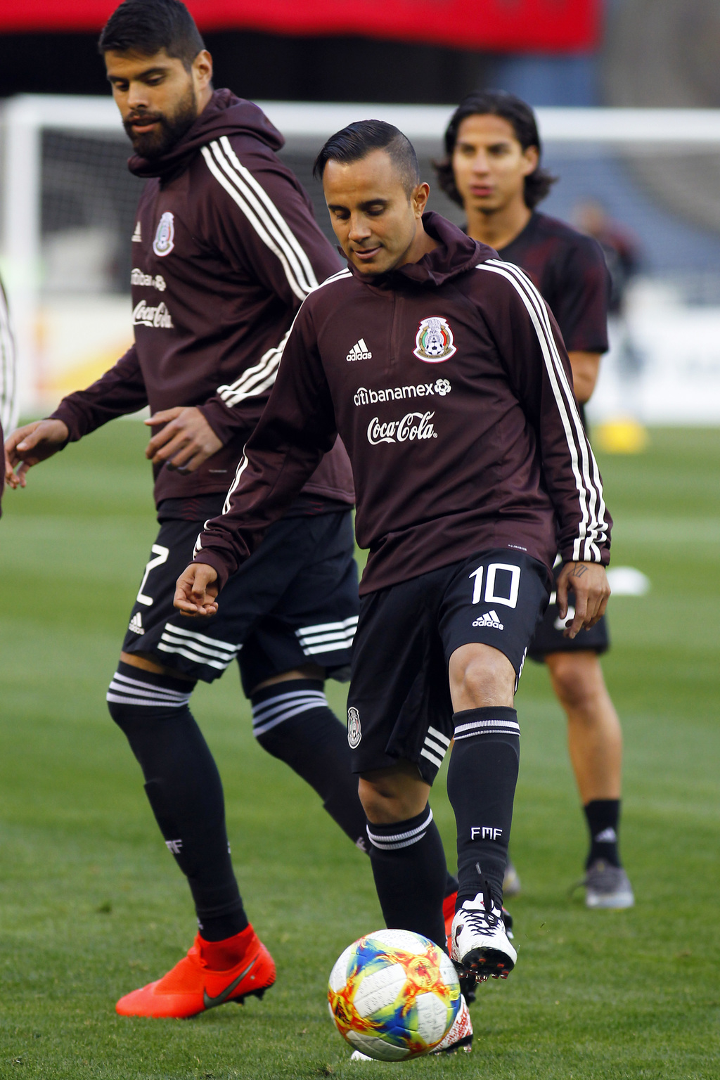 Luis Montes, Néstor Araujo y Diego Lainez en un entrenamiento de la Selección Mexicana.