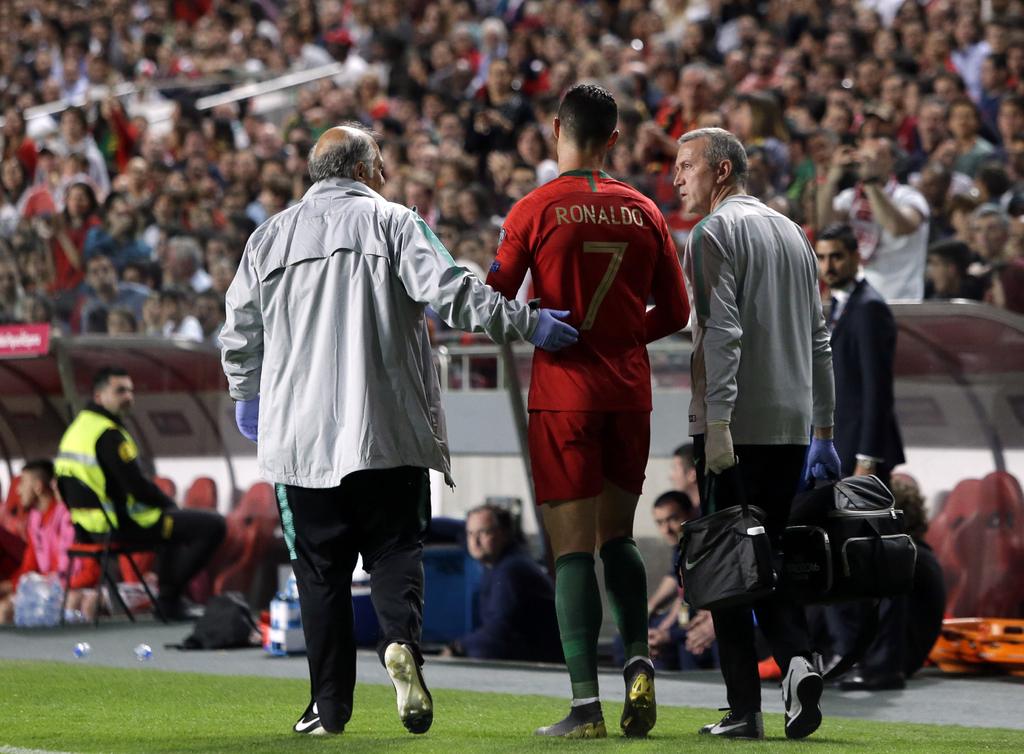 Cristiano Ronaldo salió lesionado en el primer tiempo del encuentro de la eliminatoria rumbo a la Euro 2020 entre Portugal y Serbia.