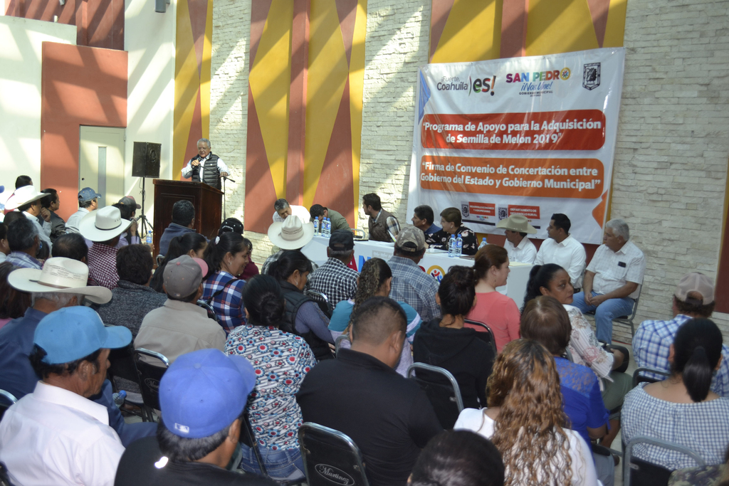 Realizan convenio entre el Gobierno del Estado y Ayuntamiento de San Pedro para dar apoyo a productores con semilla de melón. (EL SIGLO DE TORREÓN/CLAUDIA LANDEROS)