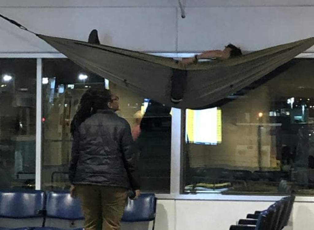 Viajero sorprende al colocar una hamaca en pleno aeropuerto
