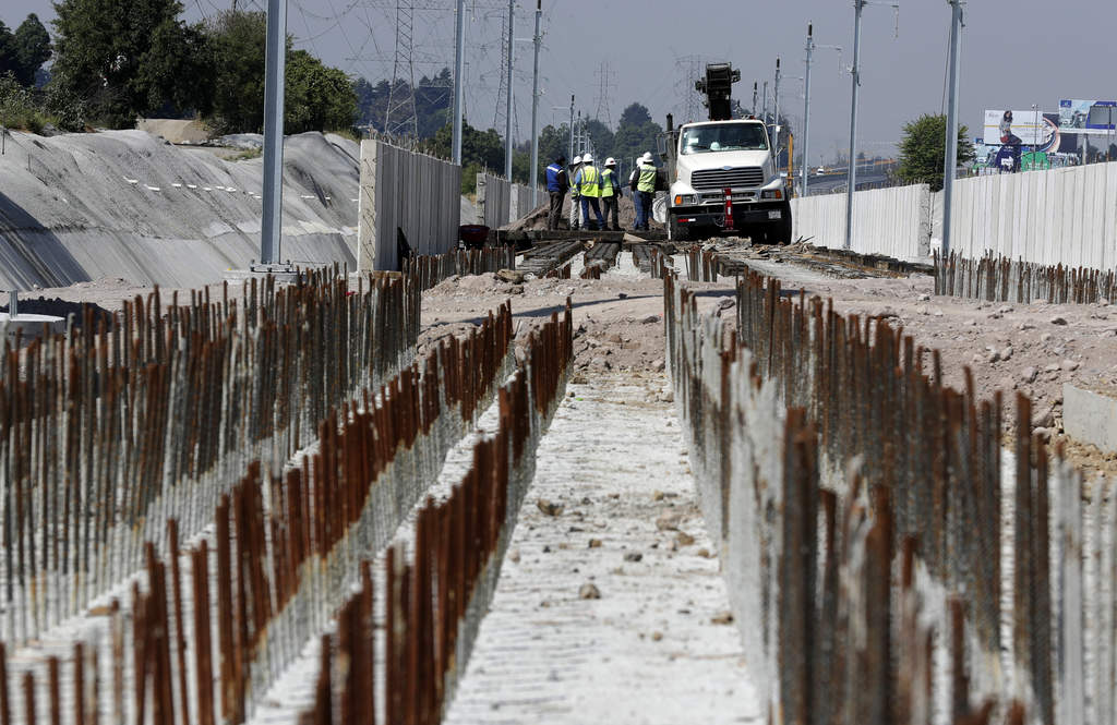  Las obras del Tren Interurbano México-Toluca llevan un avance de 85 por ciento, sin embargo, se requieren nueve mil millones de pesos para continuar con los trabajos este año, informó Manuel Gómez Parra, director de Transporte Ferroviario y Multimodal. (ARCHIVO)
