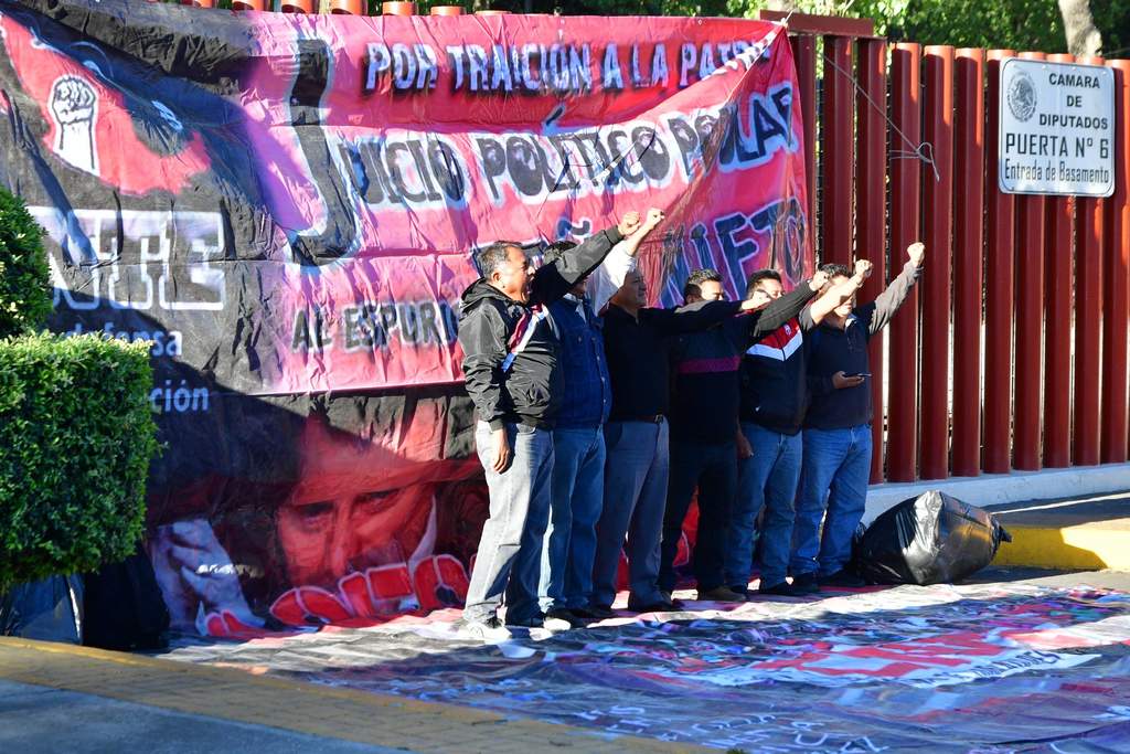 Desde la mañana de hoy, un grupo de la CNTE bloqueó todas las entradas del Palacio Legislativo de San Lázaro. (EL UNIVERSAL)