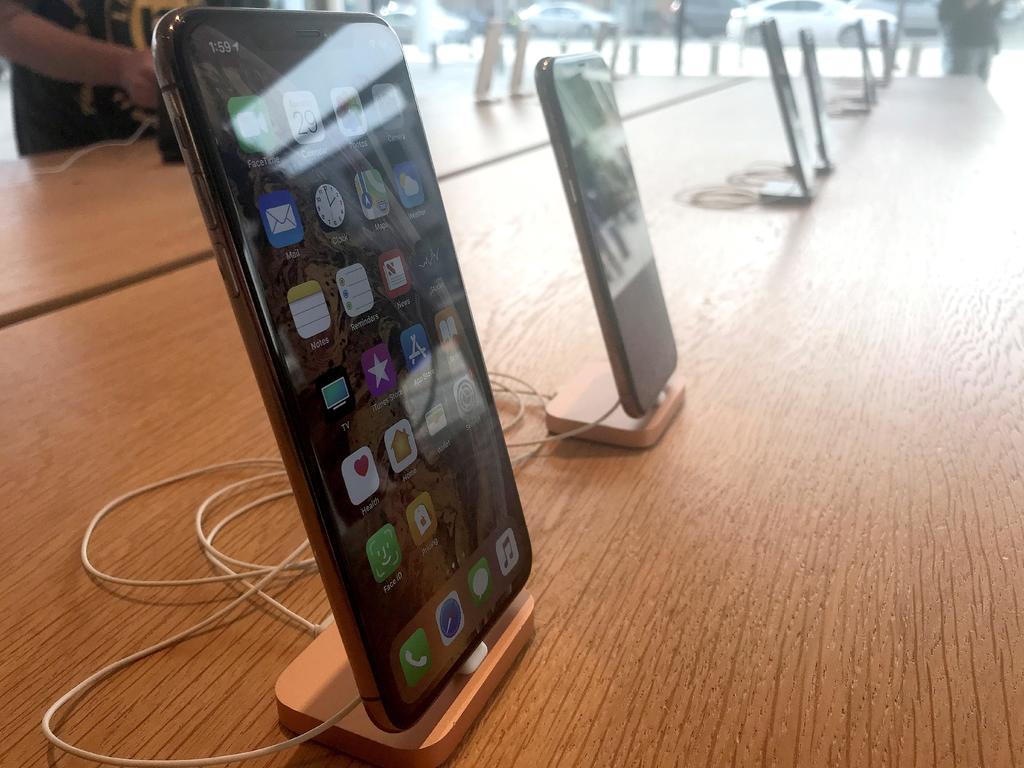 Tras la controversia que enfrenta Apple por las patentes con una empresa China, una jueza prohibió el ingresos de algunos iPhones. (ARCHIVO)