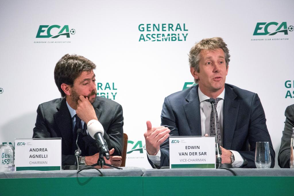 El presidente de la Asociación Europea de Clubes, Andrea Agnelli, y el vicepresidente, Edwin van der Sar, durante la clausura de la asamblea.