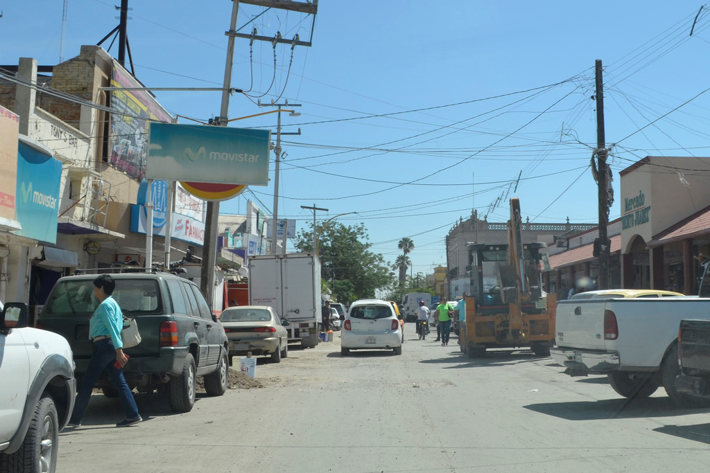 Mala calidad en obras del centro de San Pedro, generó problemas en calles y disminuyó clientela en sector comercial. (EL SIGLO DE TORREÓN/CLAUDIA LANDEROS)
