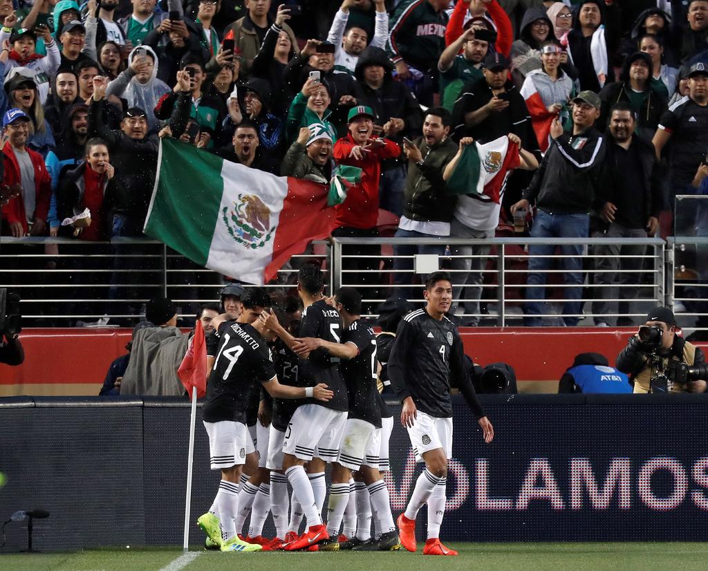 Los jugadores de México celebran un gol, durante el partido amistoso internacional, entre México y Paraguay, en el Levi's Stadium de Santa Clara.