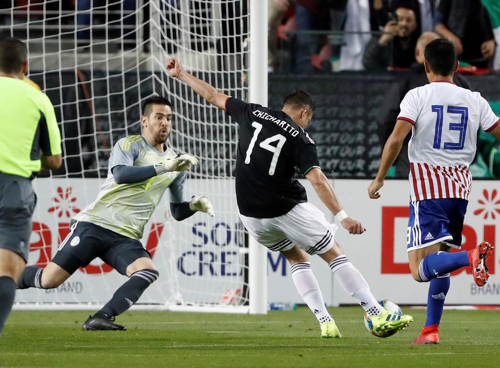 Javier Hernández (2d) de México marca un gol ante el portero de Paraguay Antony Silva (i) este martes, durante el partido amistoso internacional, entre México y Paraguay, en el Levi's Stadium de Santa Clara (EE.UU.).