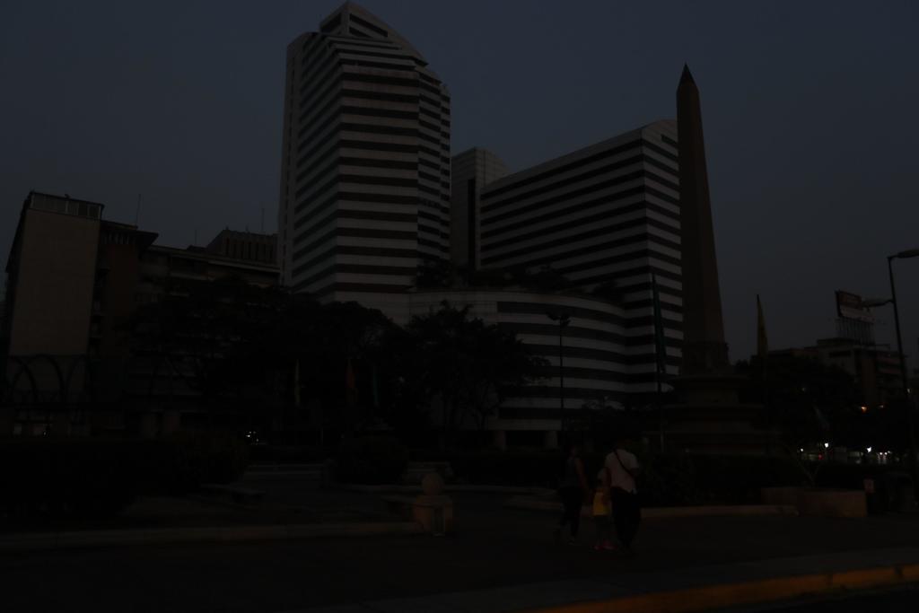 En el centro de Caracas Venezuela, todos los edificios quedaron a oscuras, al igual que miles de casas. (AGENCIAS)