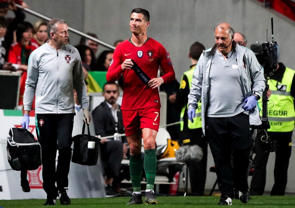 Cristiano Ronaldo sufrió una lesión 'aparentemente menor' durante el partido con Portugal, informó la Juventus ayer.