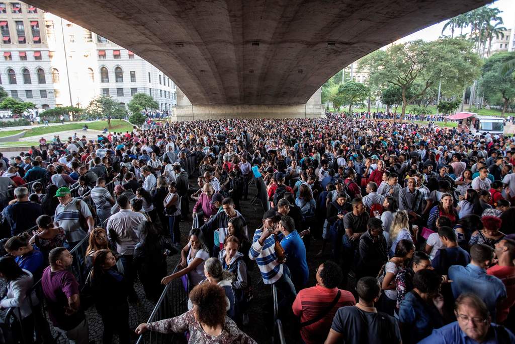 Miles de desempleados hacen fila con la esperanza de conseguir alguna plaza de empleo en el sector privado, ayer en el centro de ciudad de Sao Paulo, Brasil. (EFE)