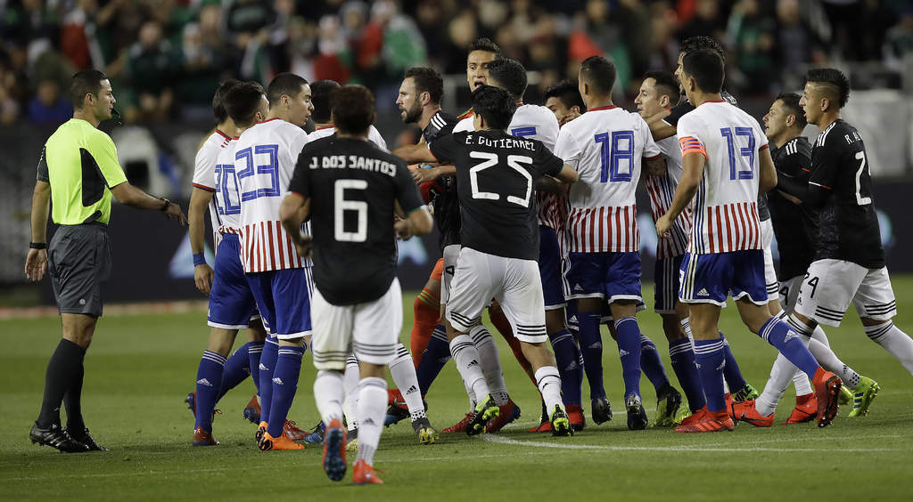 Un conato de bronca se suscitó ayer después de una dura entrada de un jugador paraguayo sobre el santista 'Gallito' Vázquez.
