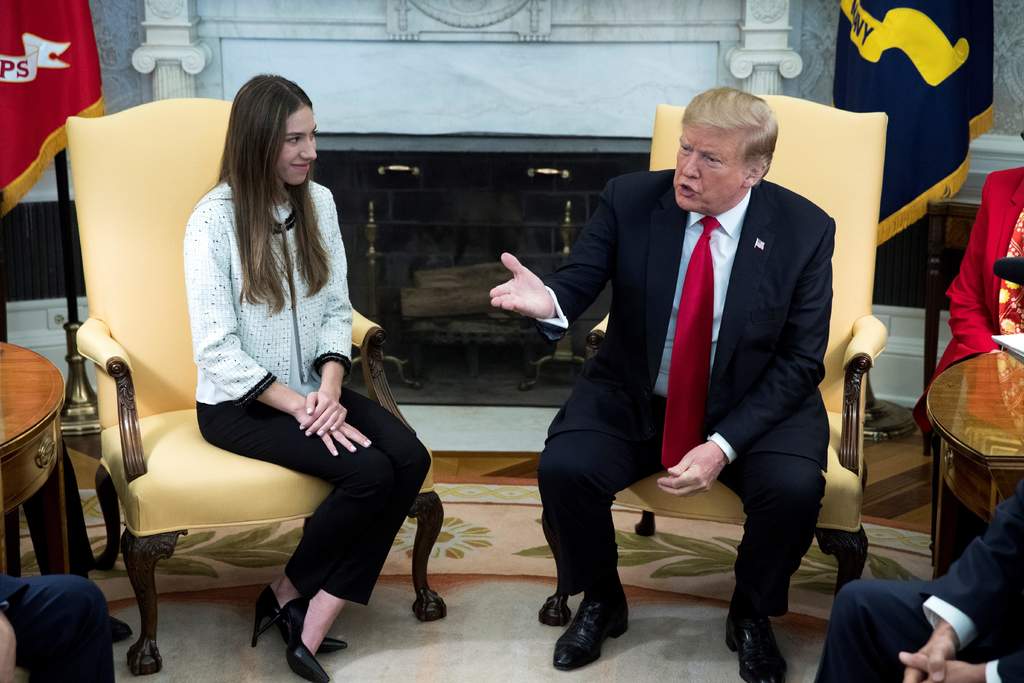 'Ella ha pasado por algo muy duro', dijo Trump al recibir en el Despacho Oval, junto a su hija Ivanka, a la esposa de Guaidó. (EFE)