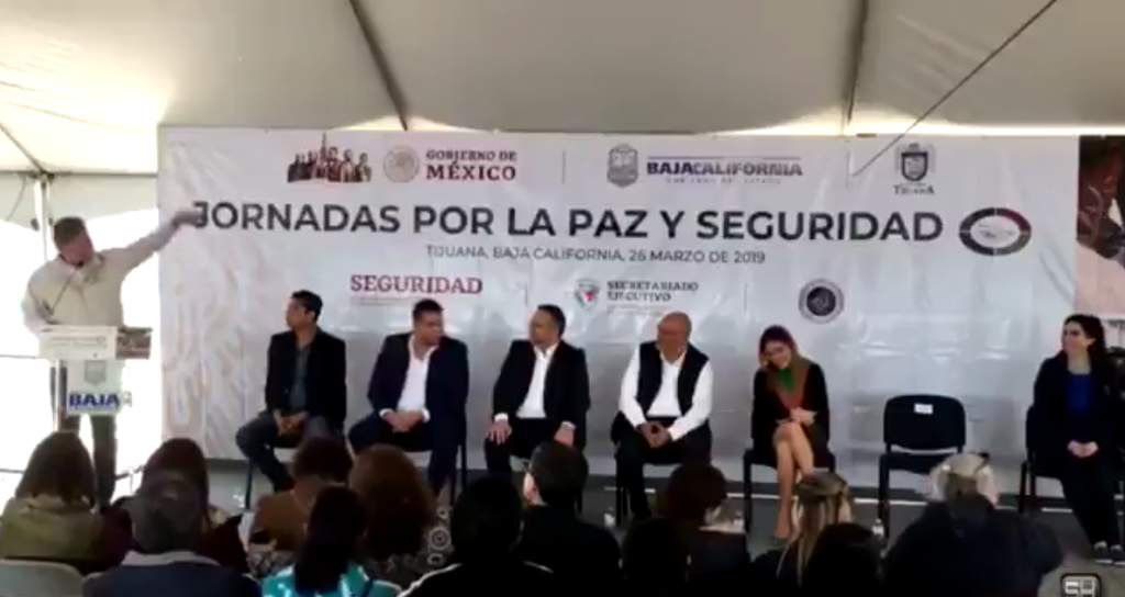 En el evento de arranque de las Jornadas por 'La paz y seguridad', del cual Baja California fue sede, el gobernador del estado, Francisco Vega de Lamadrid, dio el agradecimiento al expresidente Enrique Peña Nieto. (ESPECIAL)