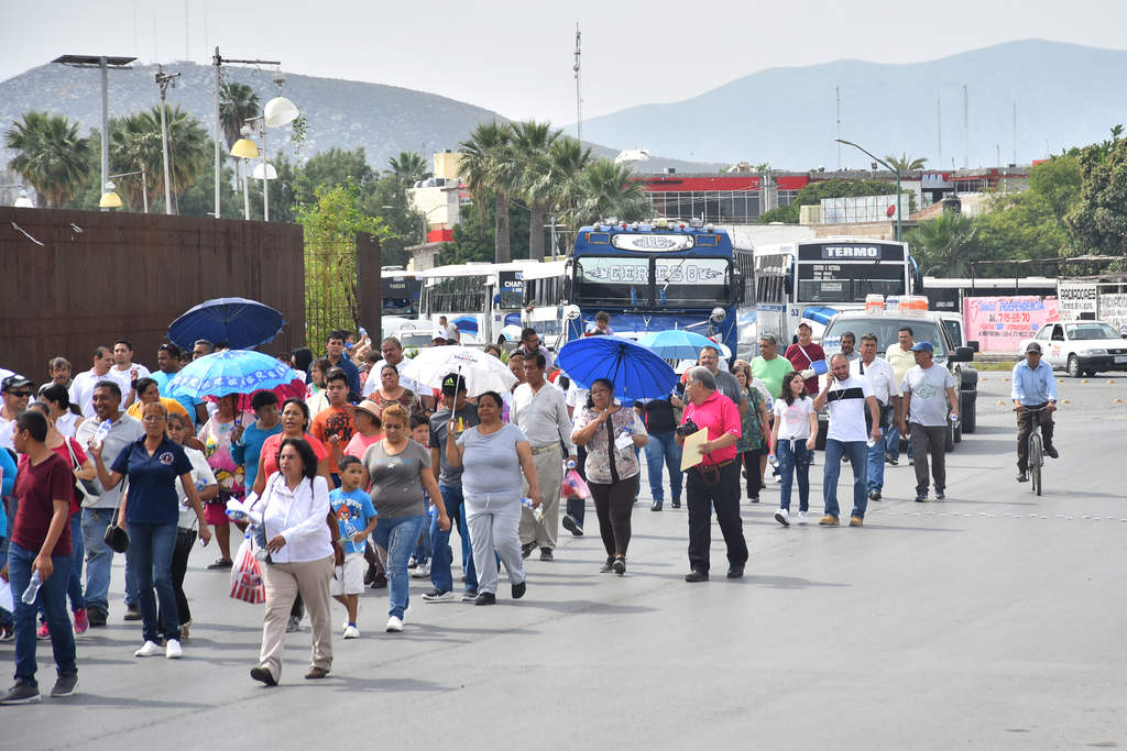 
Los manifestantes se movilizaron marchando y en las unidades de transporte hacia la Casa de Gobierno. (ERNESTO RAMÍREZ) 