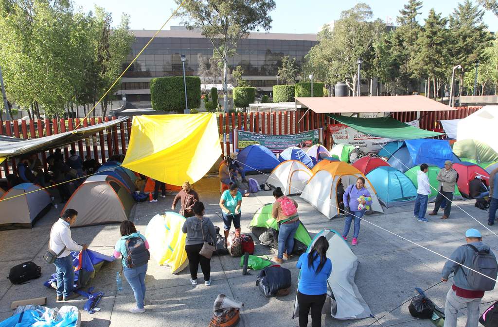 Integrantes de la CNTE mantiene su bloqueo en San Lázaro. (EFE) 