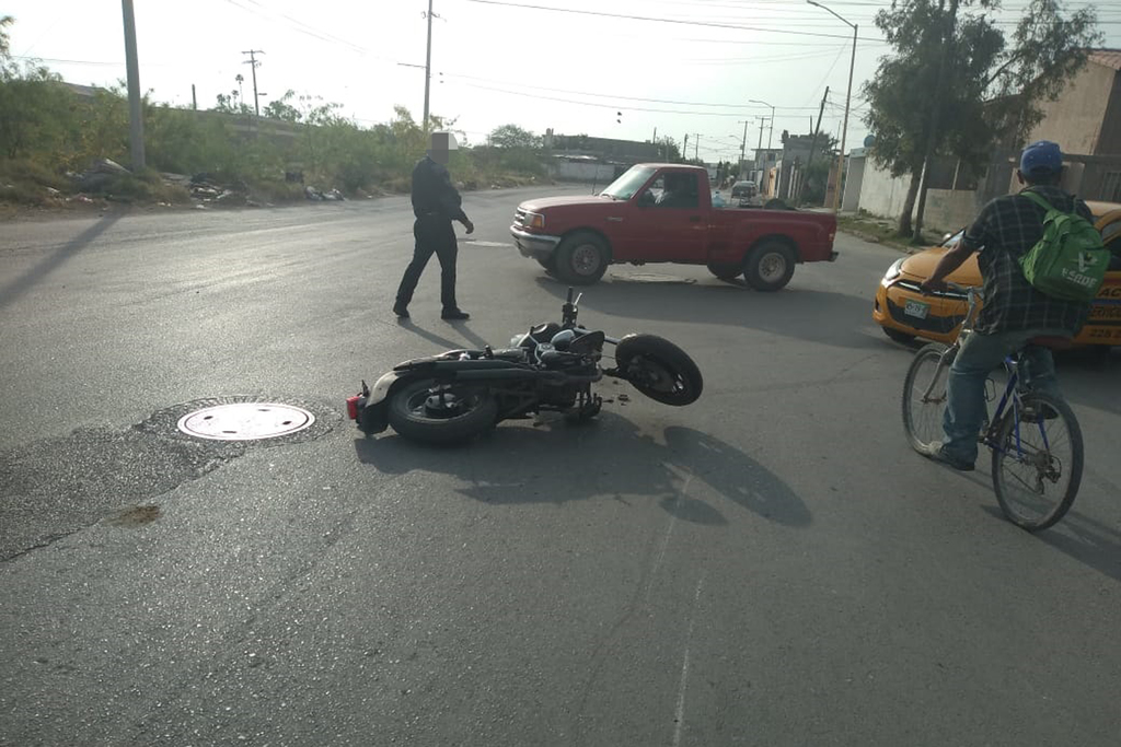 Los tripulantes de la motocicleta resultaron lesionados y fueron llevados a un hospital de la ciudad para su atención médica.