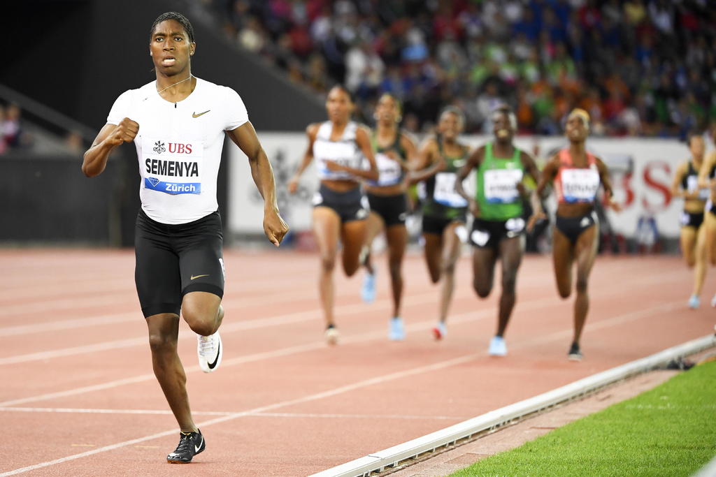 Caster Semenya corre para ganar los 800 metros femeninos durante la serie de competencias de la Liga Diamante de Atletismo, en 2018.