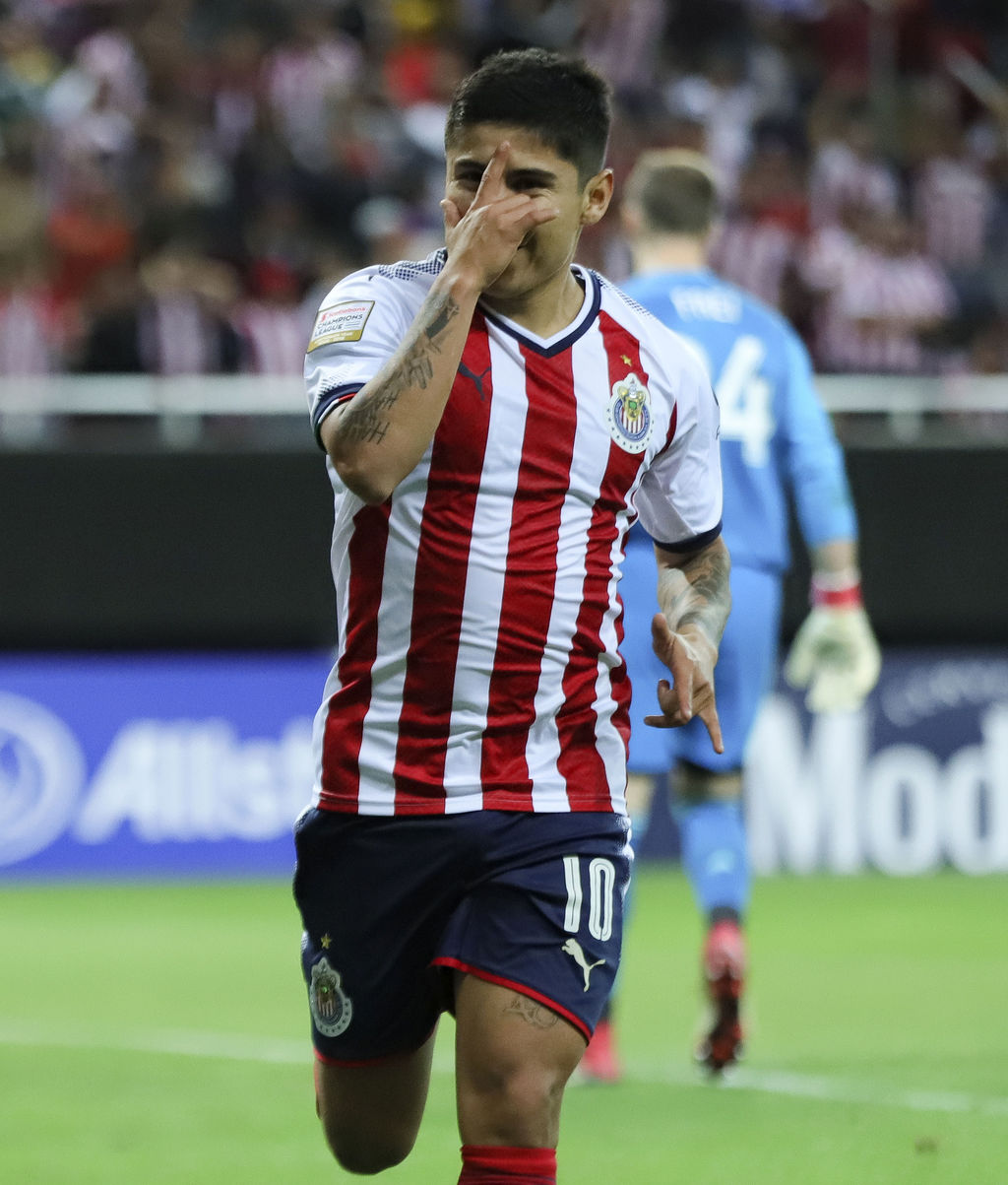 Tras dos meses de inactividad por una operación en la rodilla derecha, Eduardo López reapareció con las Chivas en un amistoso.