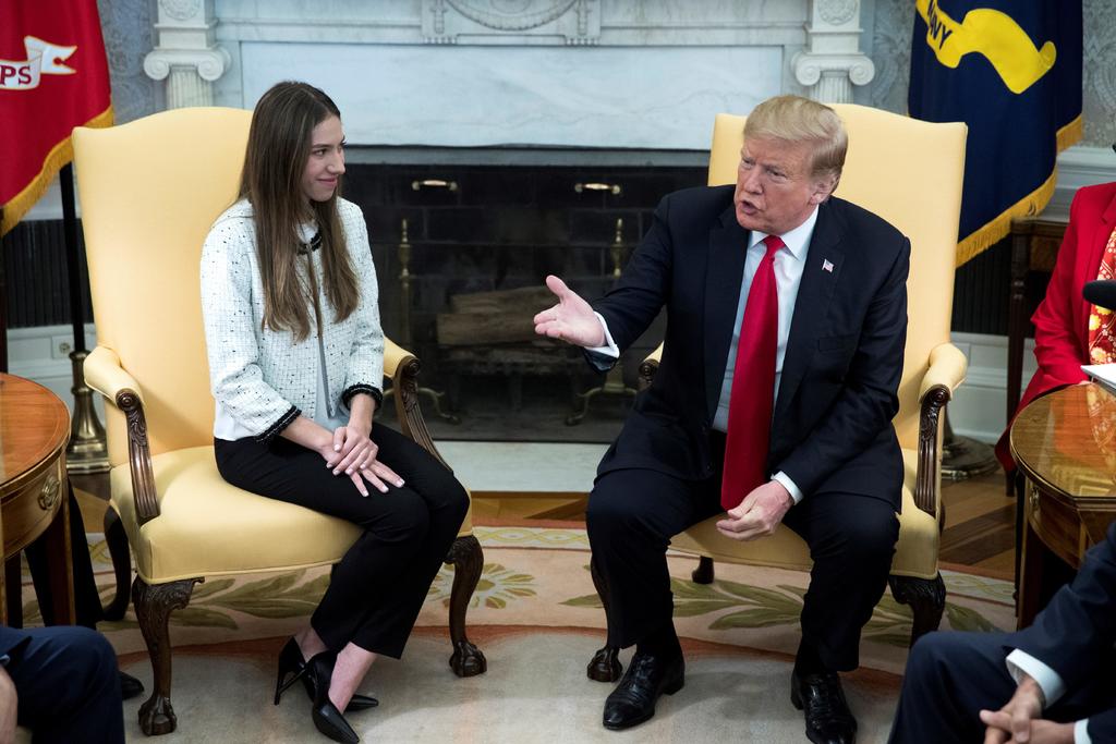 Donald Trump (Der.) se reunió ayer con Fabiana Rosales, esposa del jefe el Parlamento venezolano, el opositor Juan Guaidó, en el Despacho Oval de la Casa Blanca. (EFE)