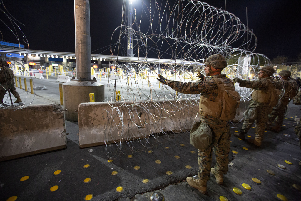 Actualmente, los militares en la frontera con México han provisto con alambre de púas más de 170 kilómetros de barda fronteriza. (NOTIMEX)