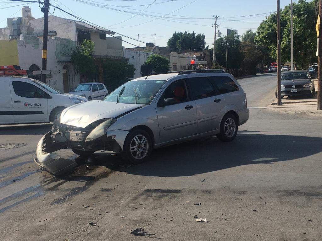 La unidad se impactó en el costado derecho de un Volkswagen sedán que circulaba por la calle Franco I. Madero, cuyo chofer se identificó como Enrique de 49 años de edad. (EL SIGLO DE TORREÓN) 
