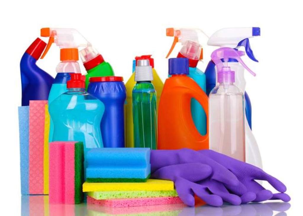 Mezclar productos de limpieza podría implicar un riesgo