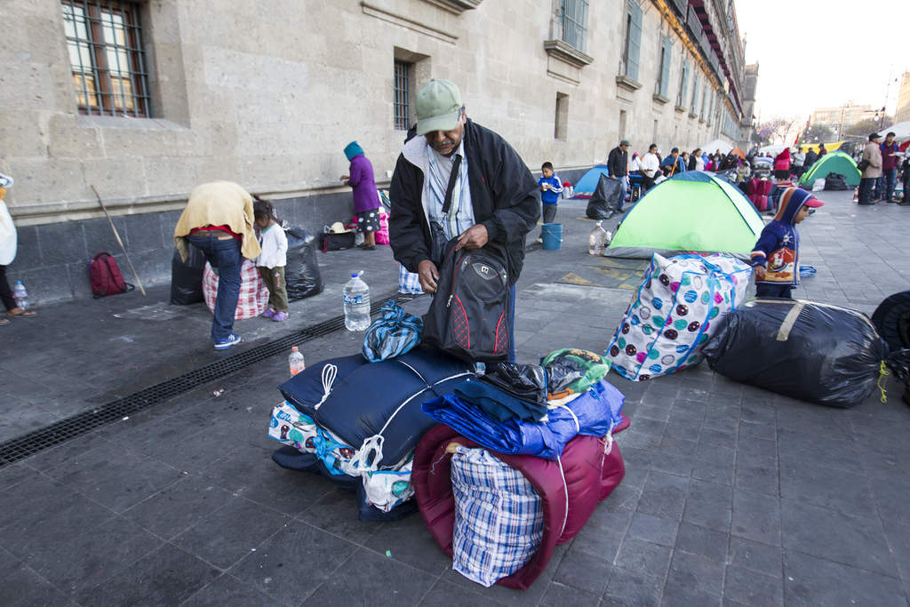 Afuera de Palacio Nacional, los desplazados de Guerrero retiraron el plantón que mantuvieron por 37 días luego de llegar a un acuerdo con autoridades de la Secretaria de Gobernación. (NOTIMEX)