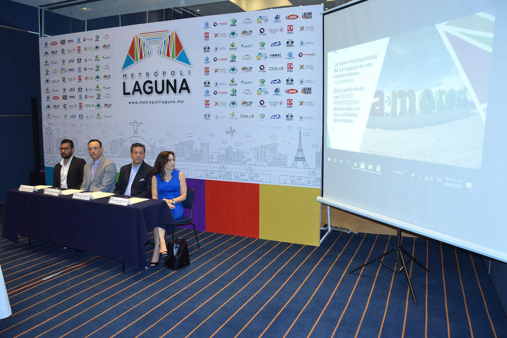 Integrantes de organismos empresariales, de la sociedad civil y académicos presentaron el proyecto Metrópoli Laguna. (FERNANDO COMPEÁN) 