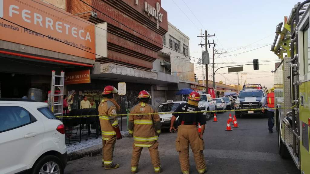 Se informó que ambas personas lesionadas caminaban por la calle Mariano Escobedo casi esquina con la avenida Victoria, cuando en un momento el cable de la CFE las alcanzó y provocó las quemaduras. (ESPECIAL)