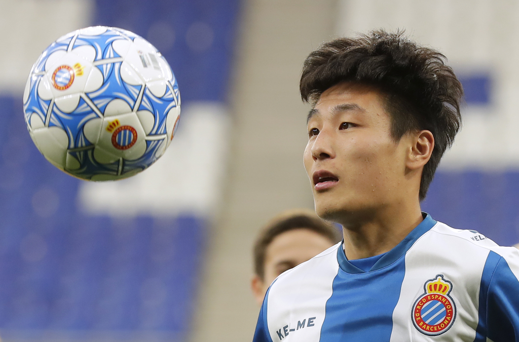 Wu Lei, futbolista chino, quien ahora juega para el Espanyol, en el Estadio RCDE en Cornella Llobregat.