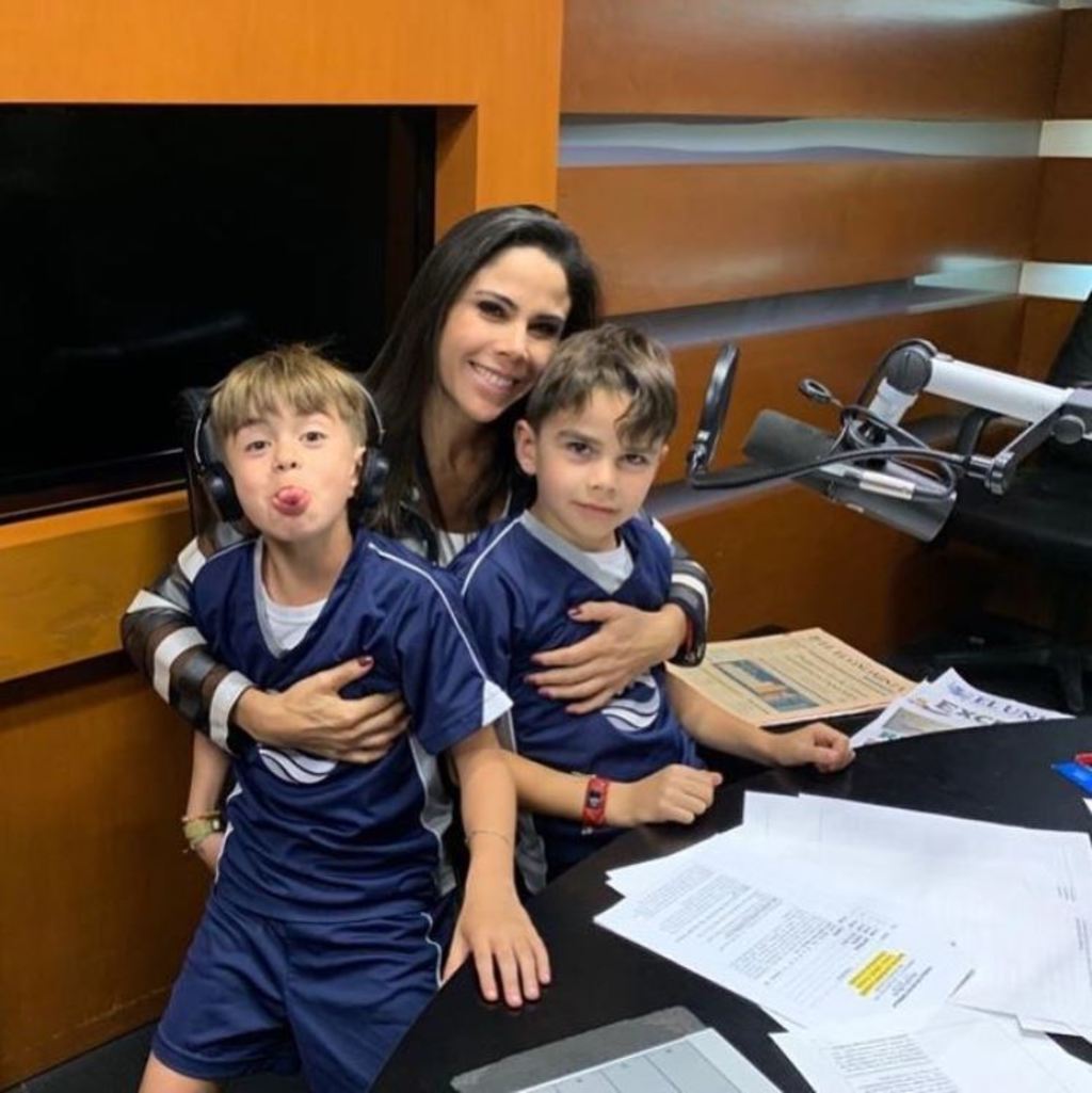 No para. La periodista Paola Rojas disfruta sus labores al lado de sus hijos de 7 años de edad; la acompañaron a su programa. (ESPECIAL)