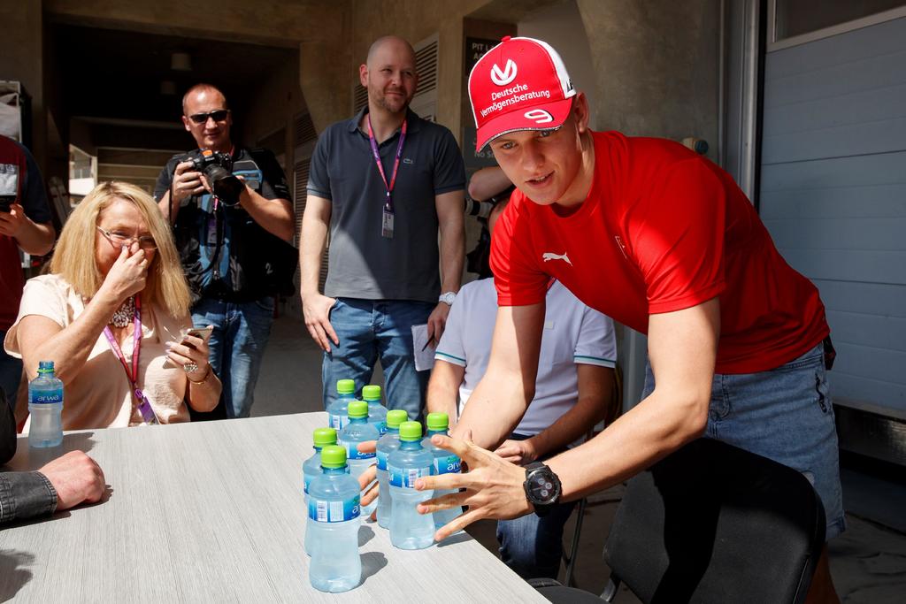 El piloto alemán de Fórmula Dos Mick Schumacher llega a una rueda de prensa, este jueves, en el circuito de Sakhir cerca de Manama en Bahréin. (EFE)